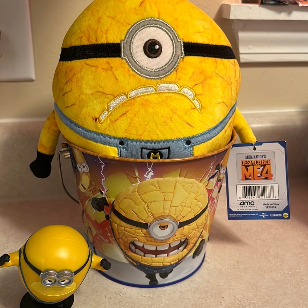 Despicable Me 4  Plush gift set